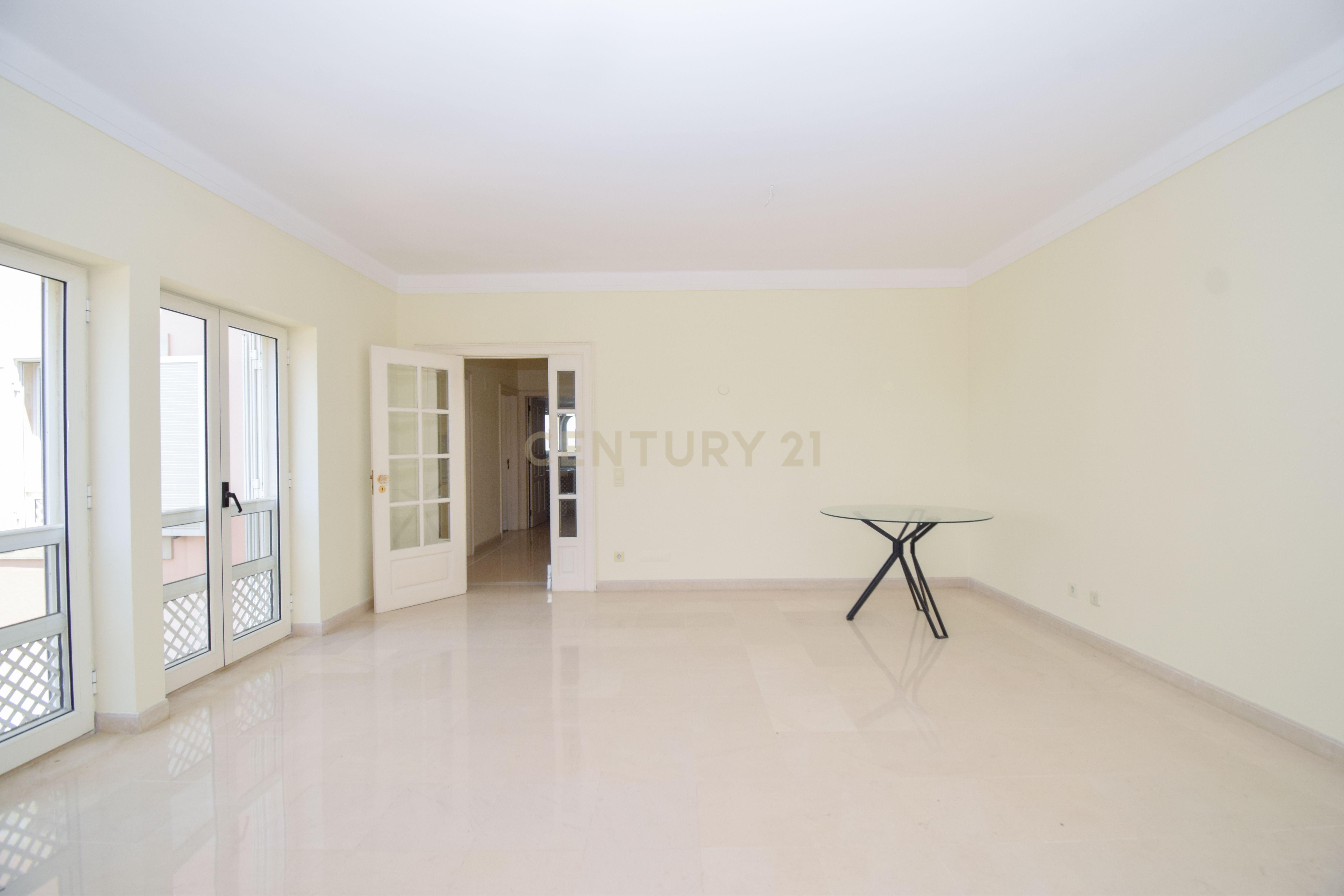 Fotografia 5 de 🏡 T1 de Excelência no Centro de Cascais – Condomínio Privado com Piscina