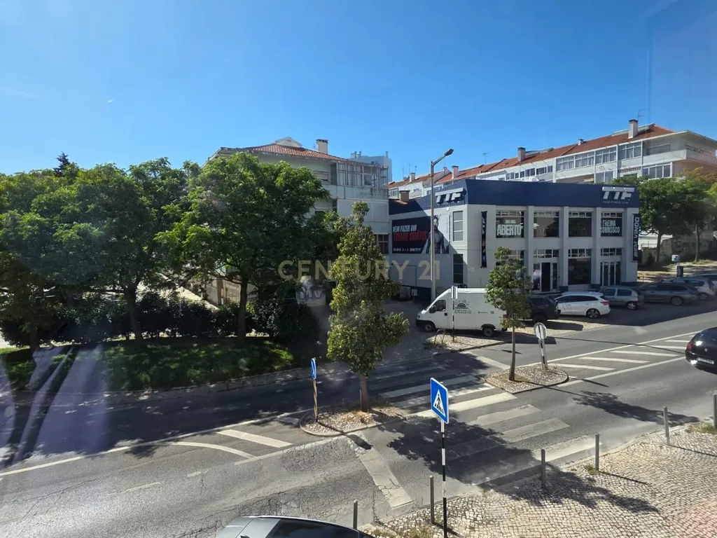 Apartamento T4 agora T3 em Almada transportes á porta # Negociável # - Image 26