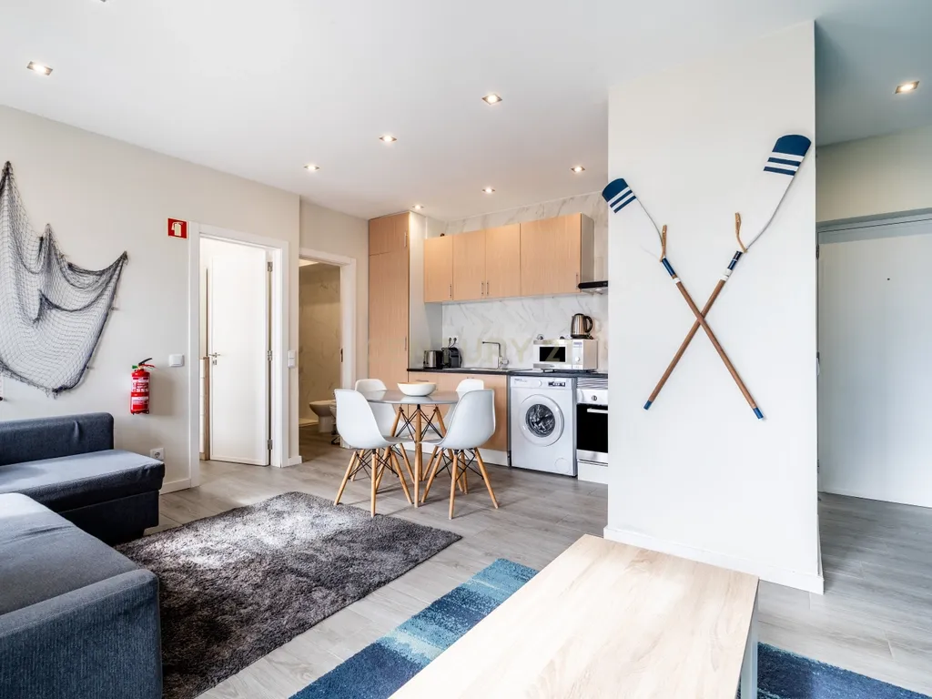 Apartamento T1 com Vista Rio Deslumbrante | AL | Terraço Comum | Estacionamento no Edifício | Como Novo - Image 11