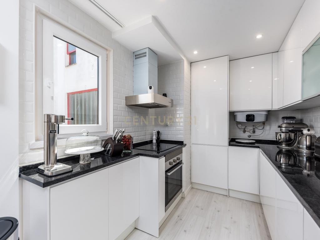 Apartamento T2 com elevador - Renovado - Image 9