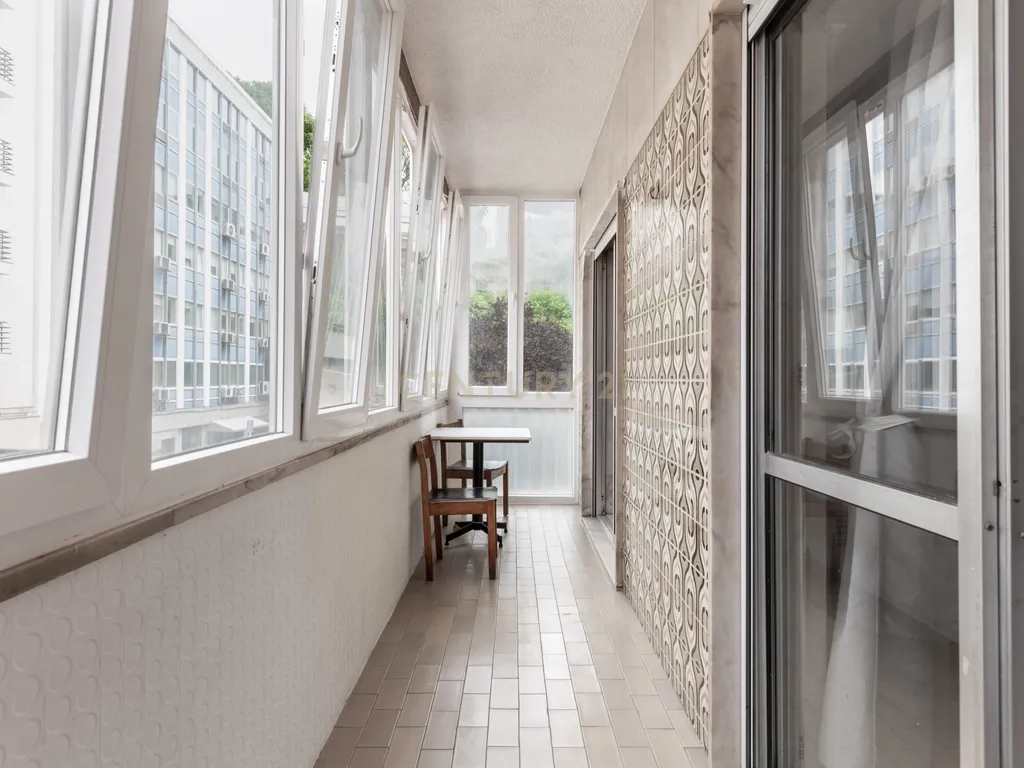 Apartamento T3 com elevador e garagem na Rua Luciano Cordeiro, em Lisboa - Image 9
