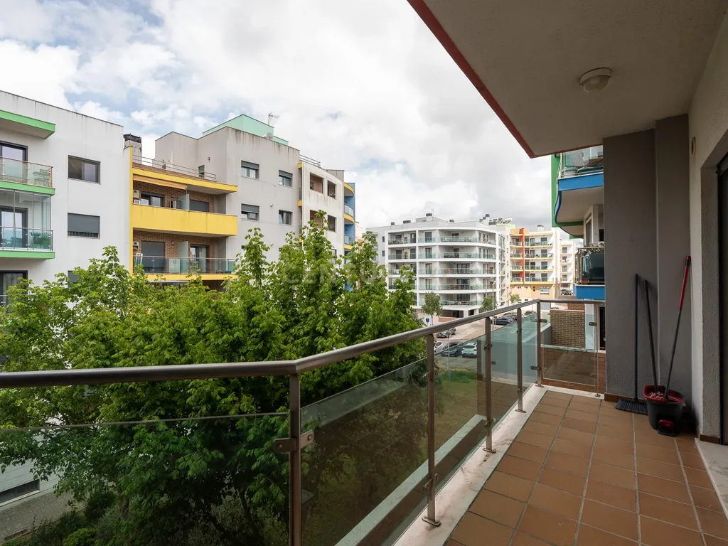 Apartamento de tipologia T3, com 2 varandas, 2 WC e box para 4 viaturas, situado no Jardim da Amoreira - Ramada em Odivelas. - Image 20
