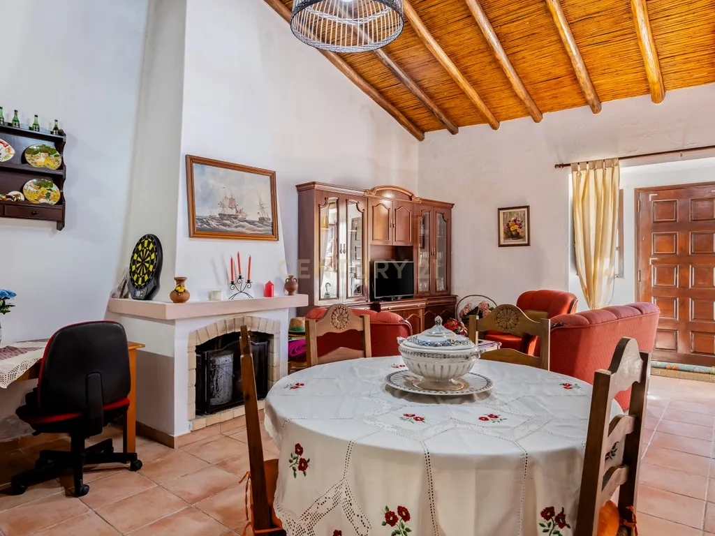 Encantadora Moradia com 7 Divisões em Parragil Loulé com Vista Campestre - Image 5