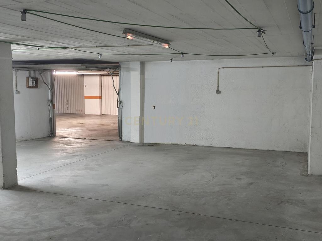 Oportunidade Única em Massamá – Garagem Ampla com Potencial de Oficina - Image 10