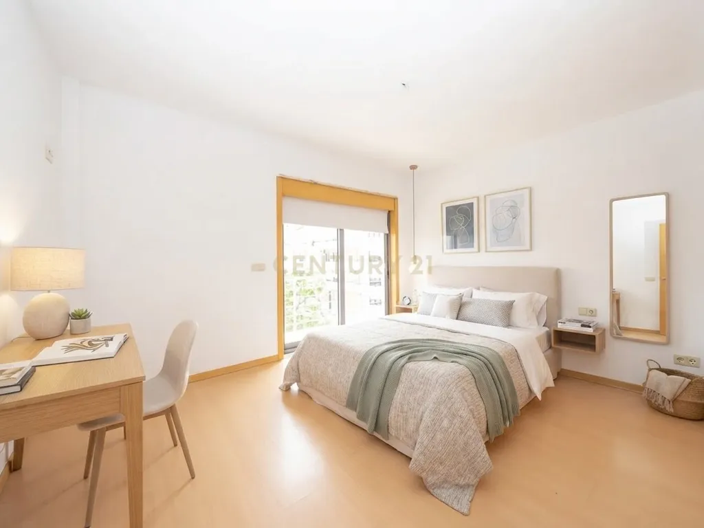 Apartamento T3 com Varandas, Garagem e Parqueamento, na Vila Serena, Pinhal Novo - Image 18