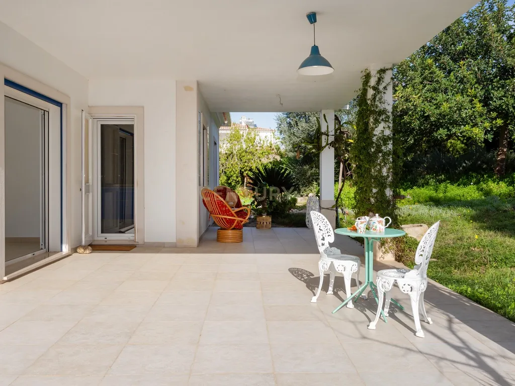 Vivenda exclusiva de construção moderna, 4 suítes, jardim imersivo com lago e viabilidade para piscina. - Image 33
