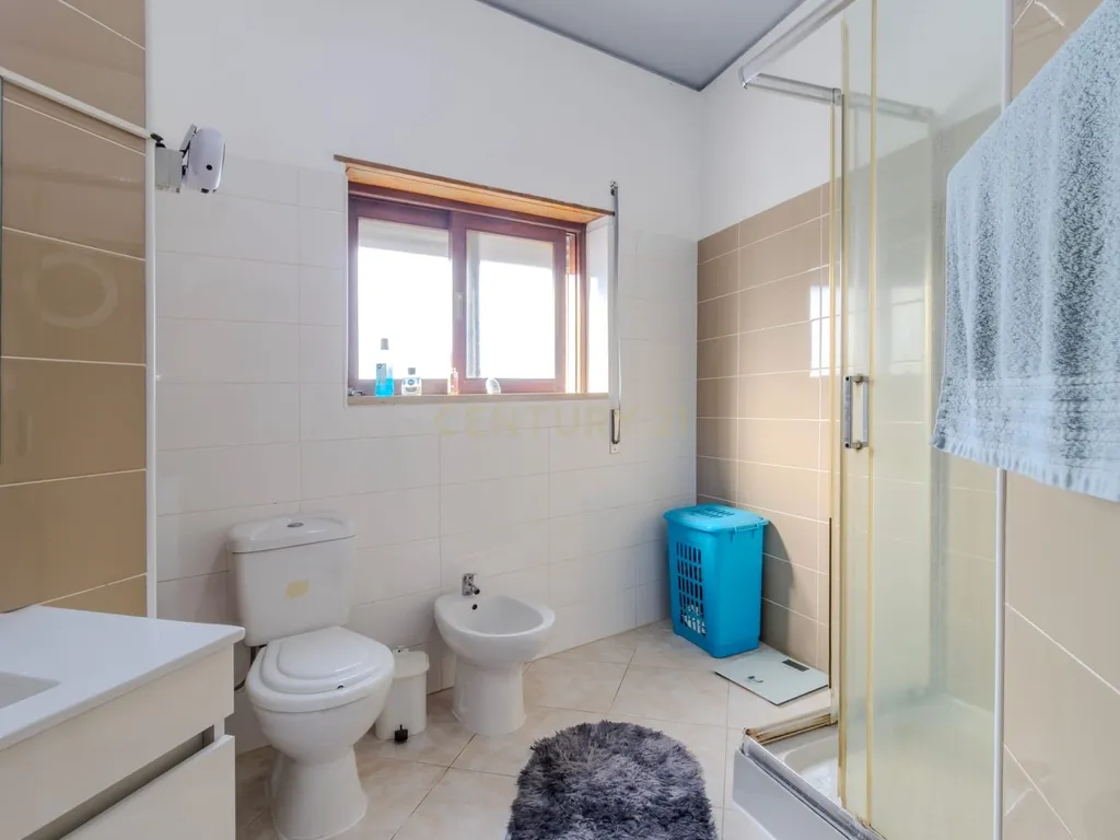 Moradia T3 + T1 + Espaço Comercial – Oportunidade Única no Centro da Vieira de Leiria - Image 31