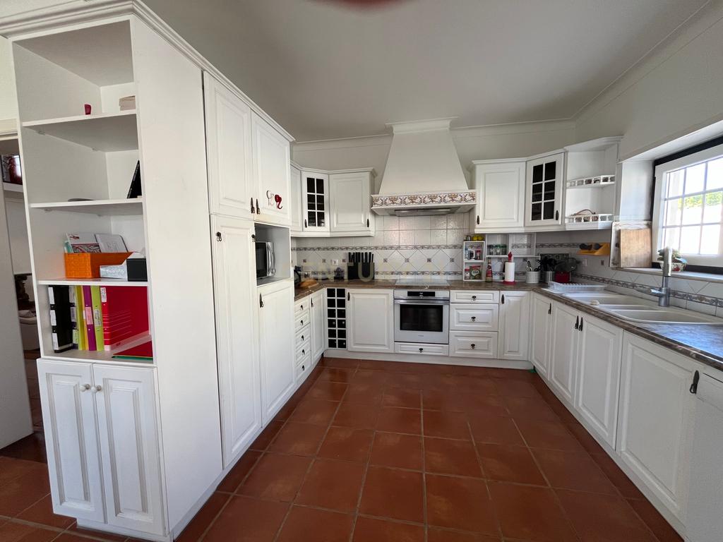 Moradia com 5 quartos em Vale Covo, Bombarral, com jardim, piscina, barbecue, adega e várias zonas de lazer - Image 45