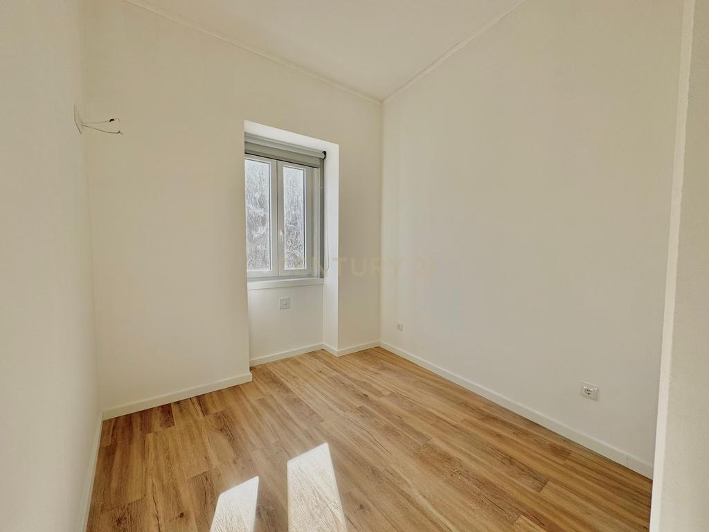Apartamento 2 Assoalhadas com logradouro, zona histórica de Almada - Image 3