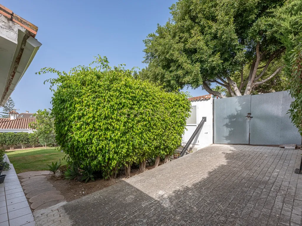 Oportunidade em Marbella: Propriedade nua de casa com jardim a poucos metros da praia - Image 26