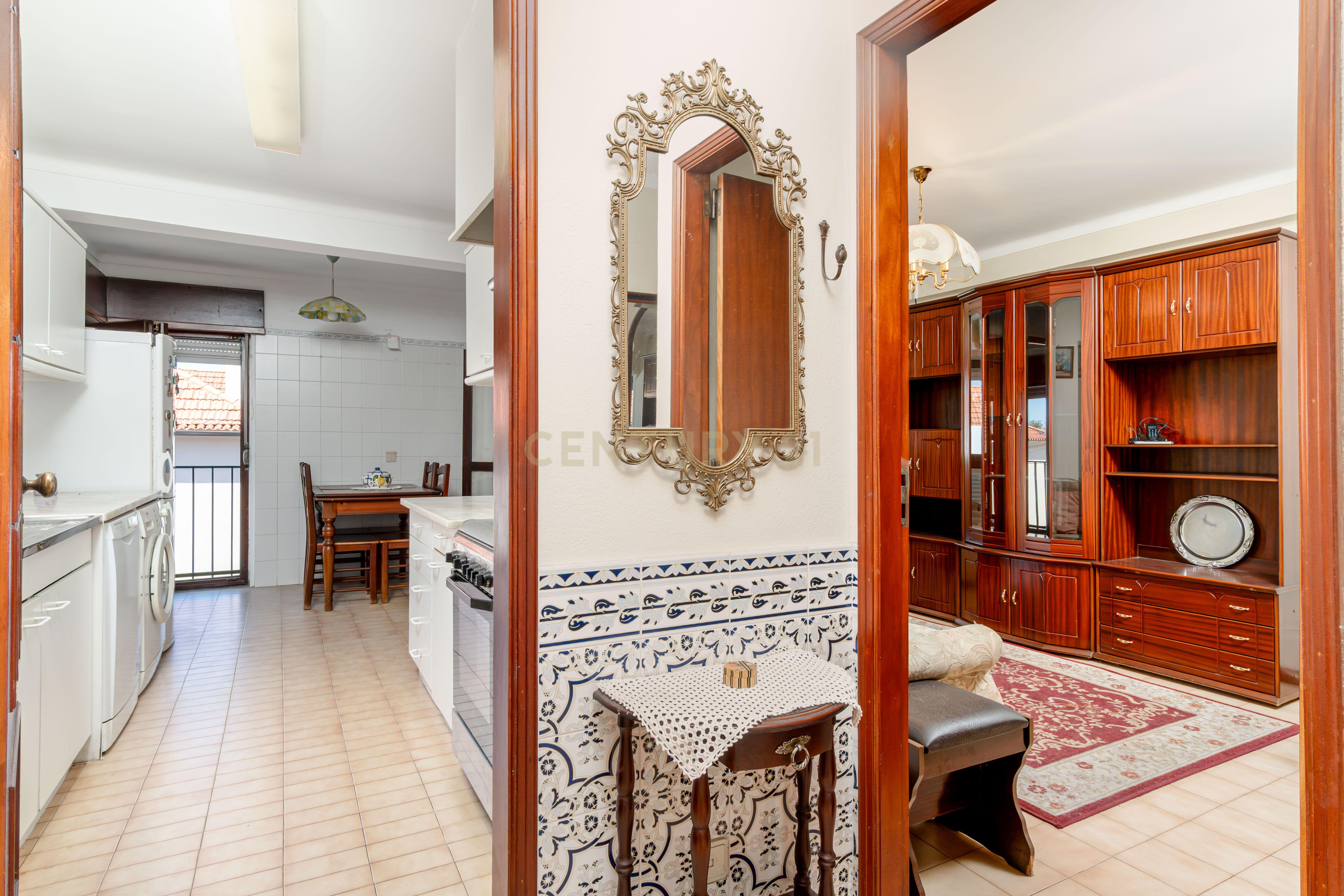 Fotografia 4 de T2 em Caselas – Oportunidade para Criar a Casa dos Seus Sonhos