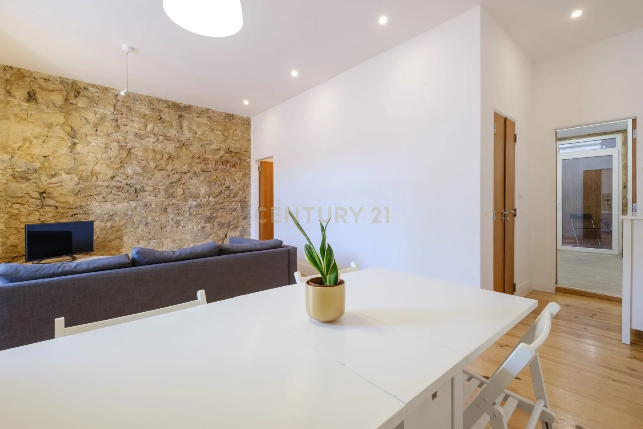 Apartamento T1 com terraço, perto de Santa Apolónia - Image 7