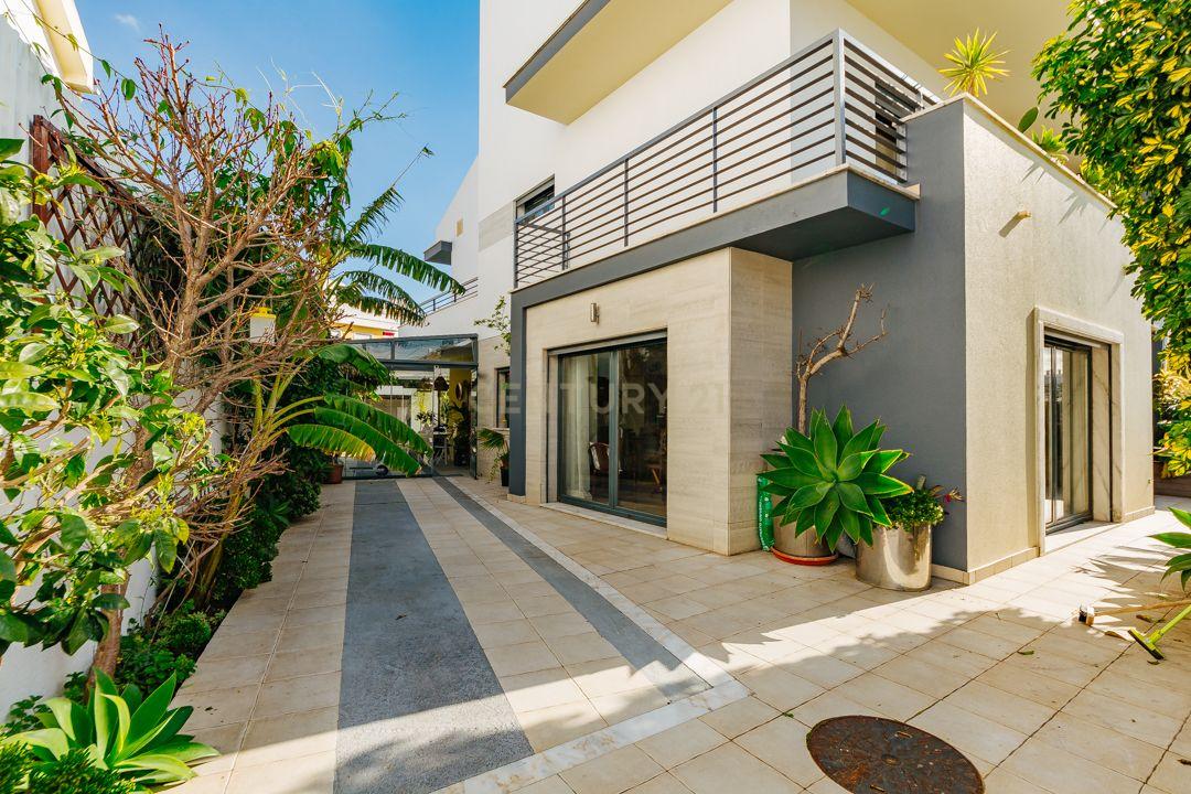 Luxuosa Moradia Renovada com Vista Panorâmica em Loures - Image 9