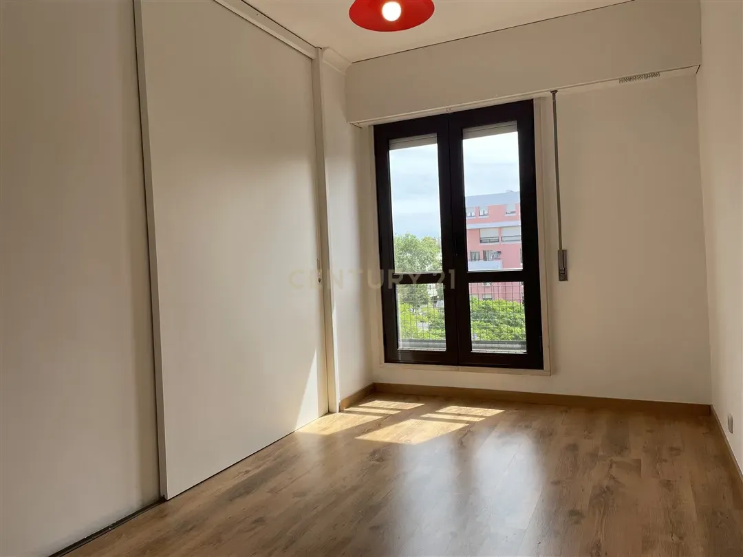 Apartamento T3 Duplex em Telheiras – 104 m², Estacionamento e Arrecadação - Image 16
