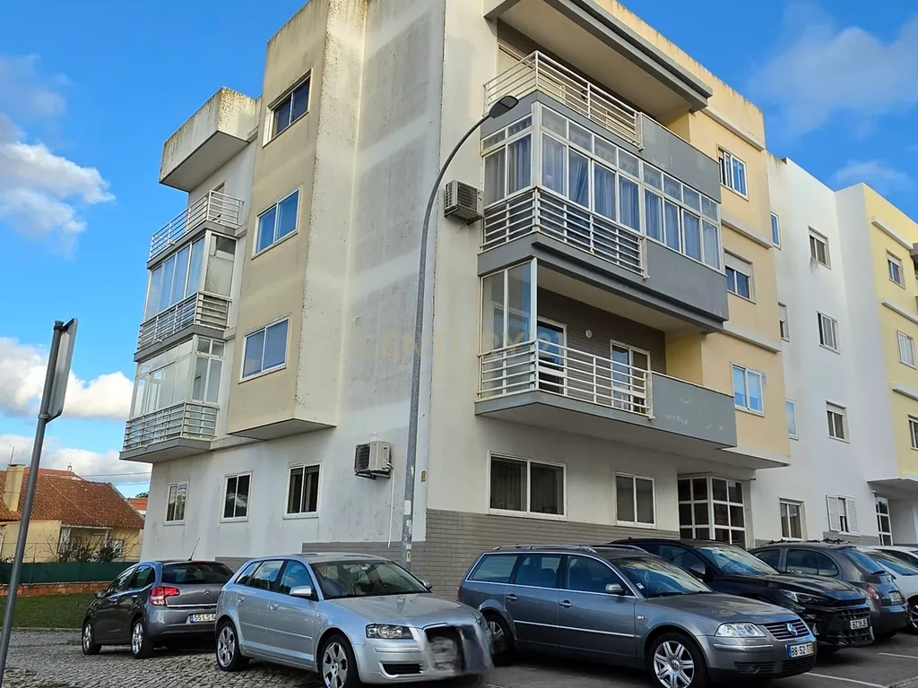 Excelente apartamento T2 com parqueamento - Image 1