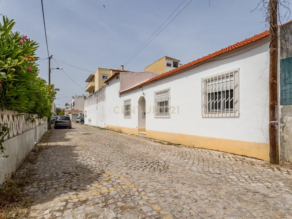 Propriedade bifamiliar T6 na Costa da Caparica. - Image 28
