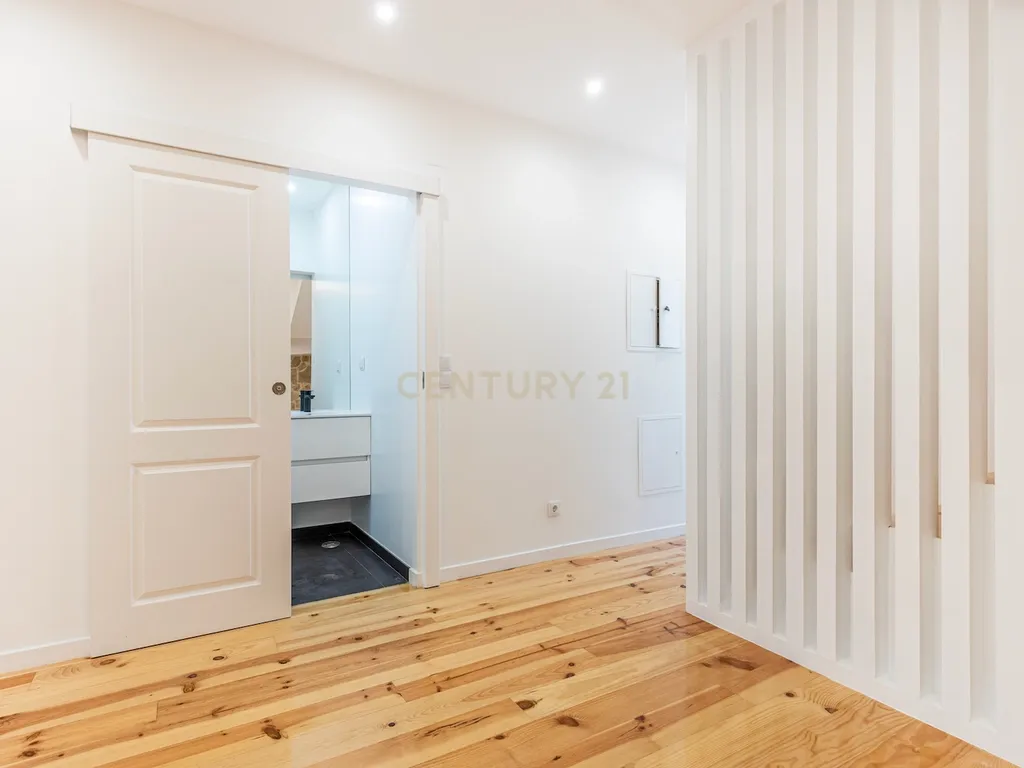 Excelente apartamento T3 Duplex, totalmente renovado, na Rua Angelina Vidal nº 32 – pronto a habitar! - Image 2