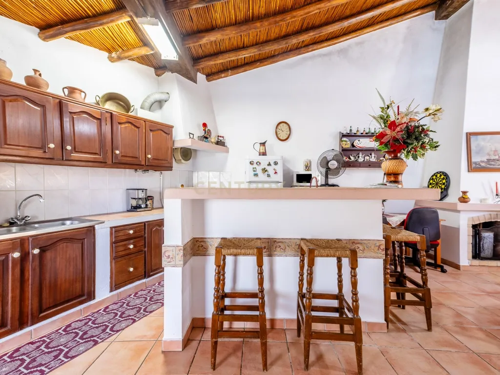 Encantadora Moradia com 7 Divisões em Parragil Loulé com Vista Campestre - Image 6