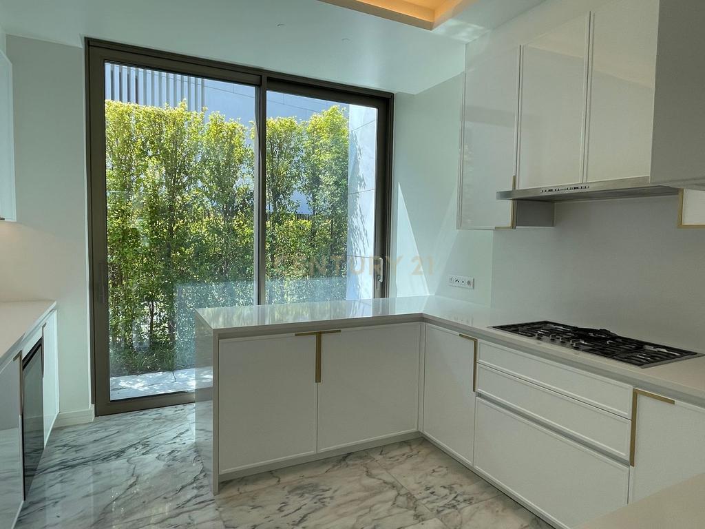 Moradia T3+1 em Cascais com Piscina Privada, Varandas e Jardim - Image 2