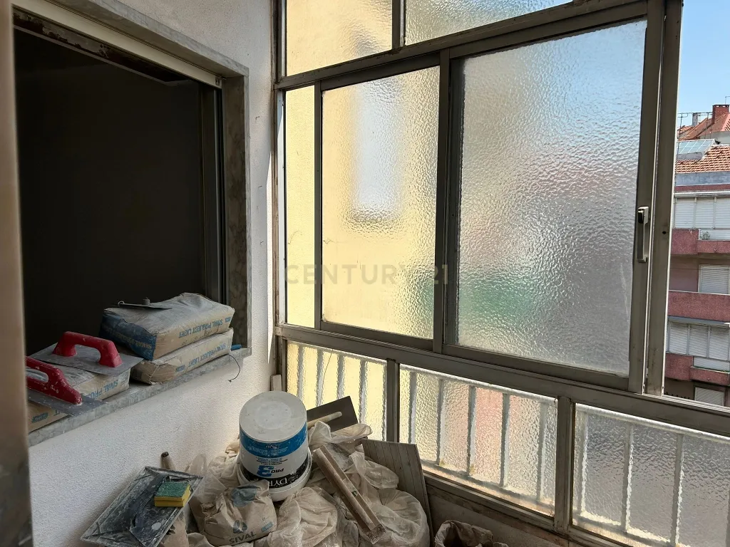 Apartamento T1 renovado | c/ varanda | vista desafogada | Mina de Água | Amadora - Image 2