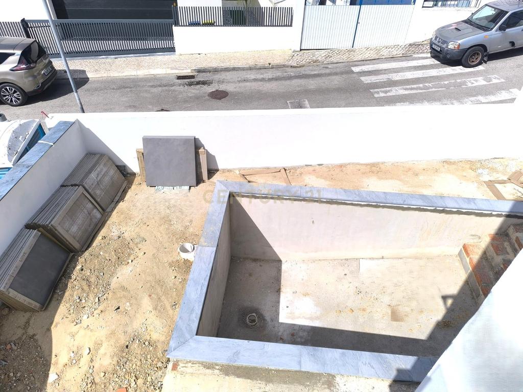 MORADIA CONTEMPORÂNEA T3+1 COM PISCINA NA CHARNECA DA CAPARICA – A 5 MINUTOS DA PRAIA! - Image 21