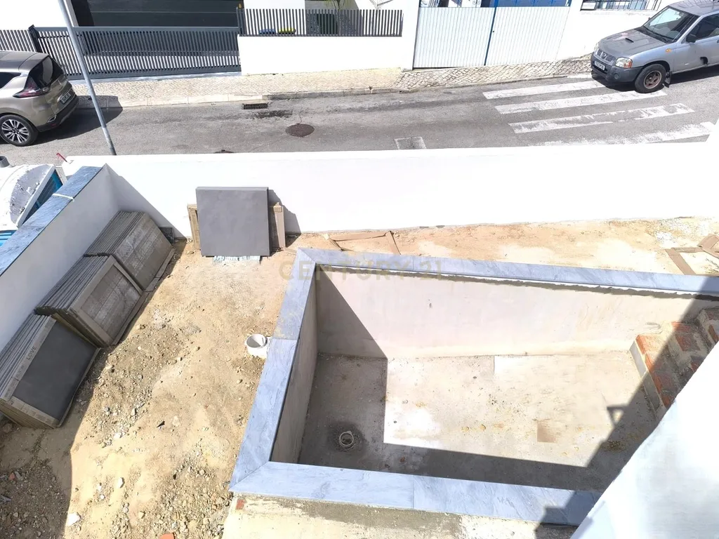 MORADIA CONTEMPORÂNEA T3+1 COM PISCINA NA CHARNECA DA CAPARICA – A 5 MINUTOS DA PRAIA! - Image 21