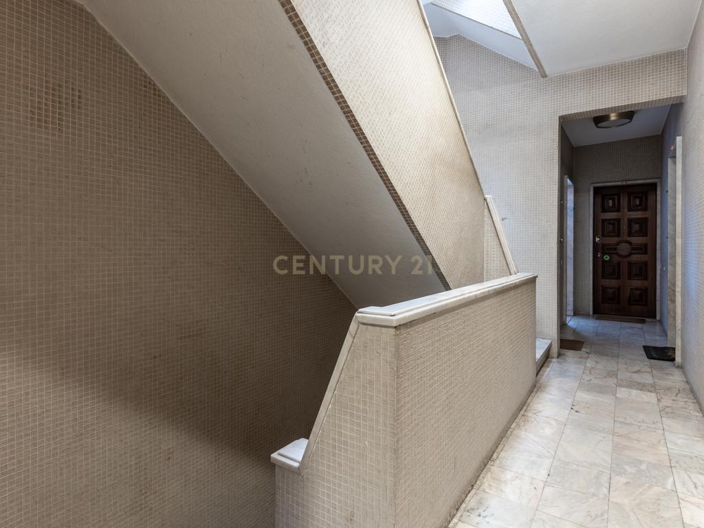 Centro de Lisboa - Crie o Seu Lar neste T1 com Charme e Versatilidade - Image 24