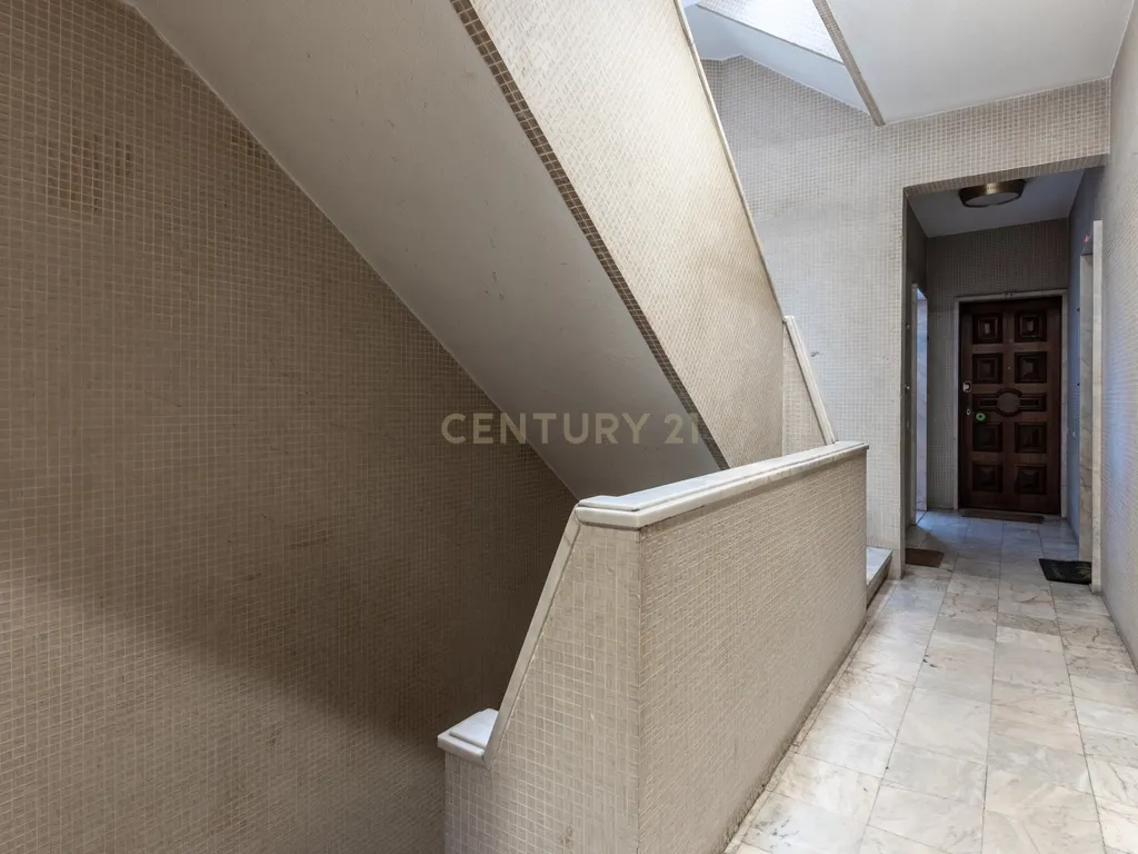 Centro de Lisboa - Crie o Seu Lar neste T1 com Charme e Versatilidade - Image 24