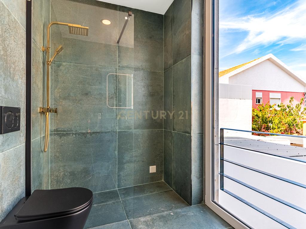 Moradia T3 com 3 Suites e Arquitetura Distinta em Samouco, Alcochete - Image 21