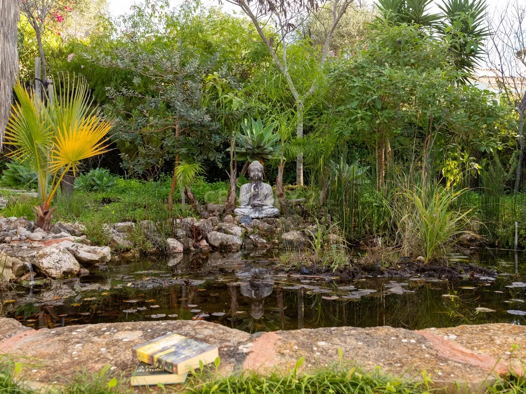 Vivenda exclusiva de construção moderna, 4 suítes, jardim imersivo com lago e viabilidade para piscina. - Image 36