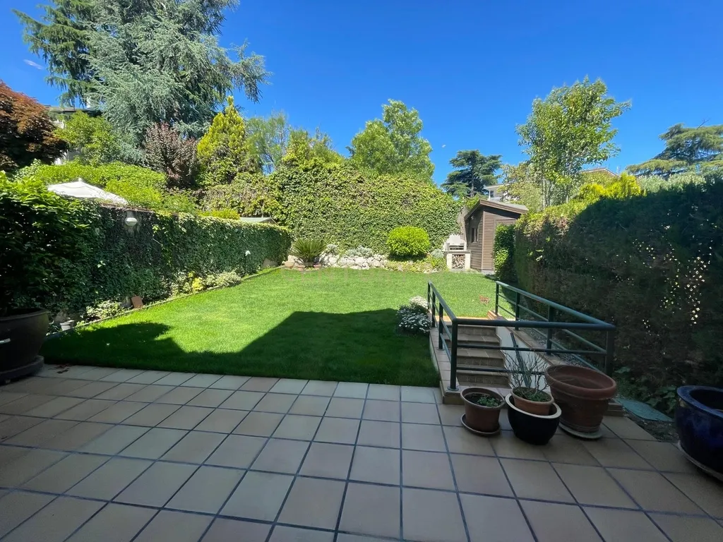 Luxuosa Moradia Renovada em Madrid com Vista para a Cidade - Image 17