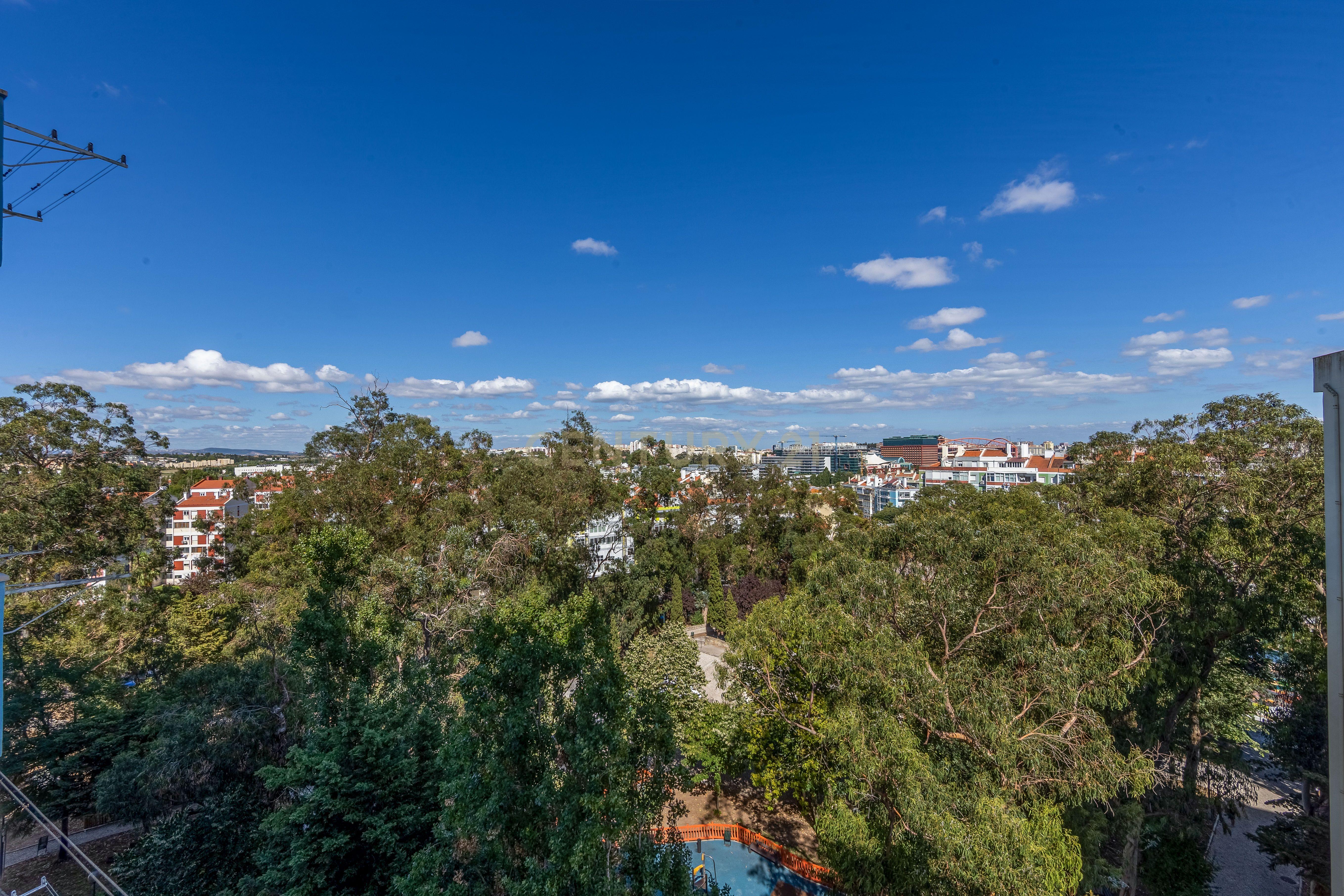 Fotografia 7 de Apartamento T3 em Benfica com excelente exposição solar e vista desafogada