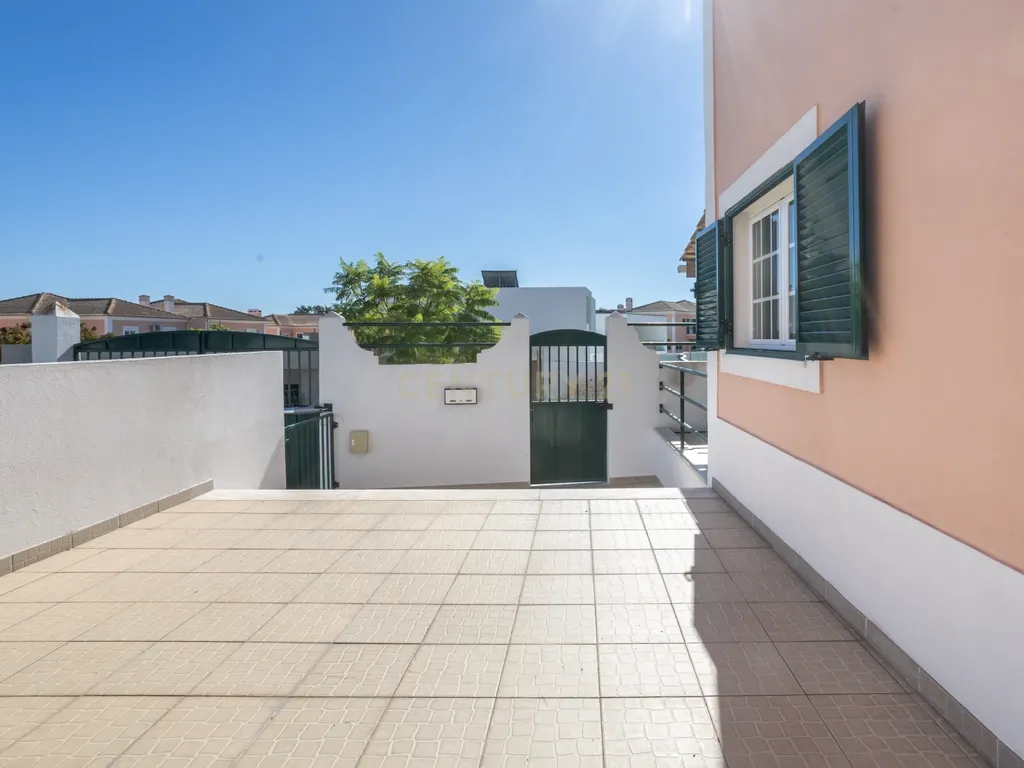 Moradia T4 em Setúbal | Conforto, Espaço e Privacidade - Image 3