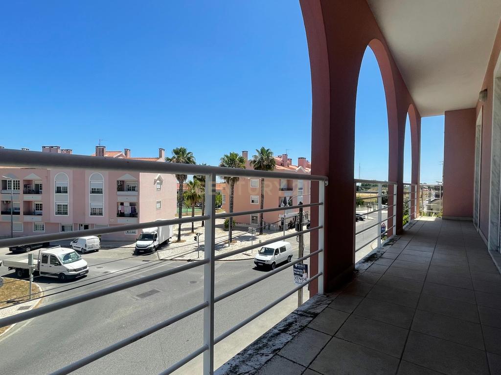 Apartamento T3, com Varanda, Arrecadação e 3 Lugares de estacionamento, no Pinhal Novo - Image 17