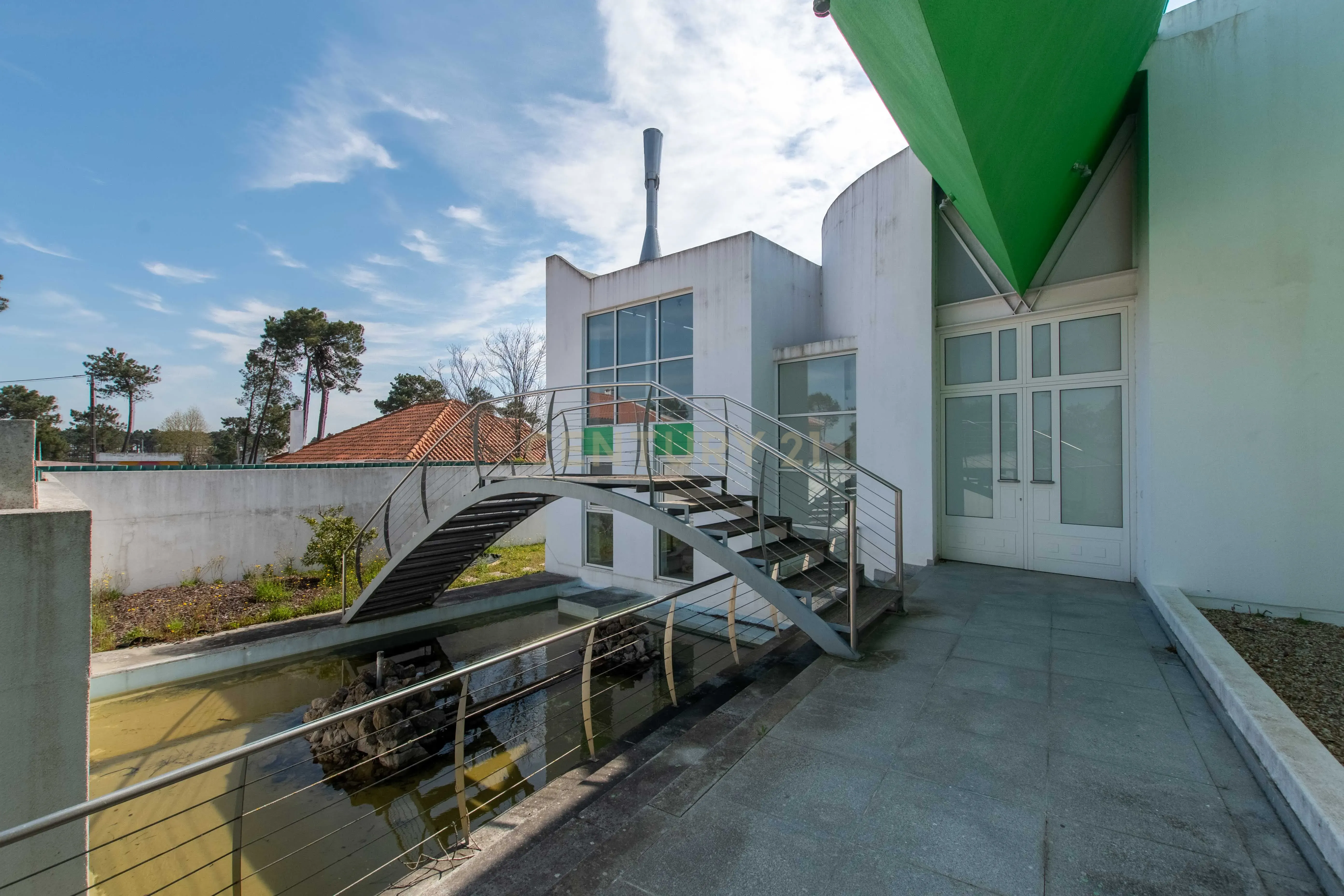 Fotografia 3 de Moradia Exclusiva com Piscina Interior, Mezzanine e Potencial Único na Verdizela