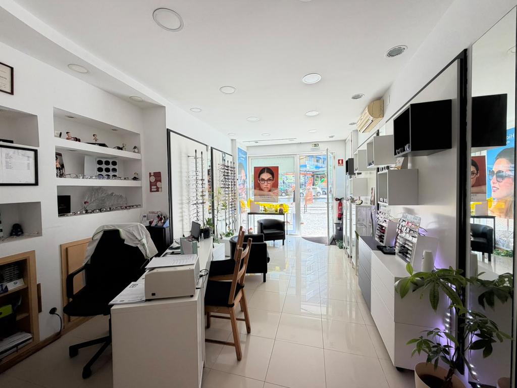 Loja Renovada com Excelente Localização no Laranjeiro - Image 2