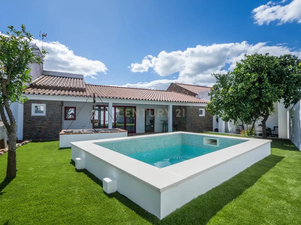 Moradia T2 Premium com Piscina, Suite e Acabamentos de Excelência - Image 36