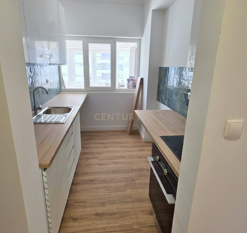 Apartamento Renovado em Algés, Oeiras - 2 Quartos e 2 WC - Image 11