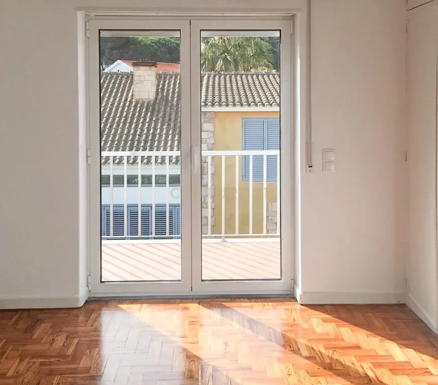 🏡 Moradia Geminada T2 Renovada para arrendamento no Livramento – Perto das Praias e de Lisboa - Image 10