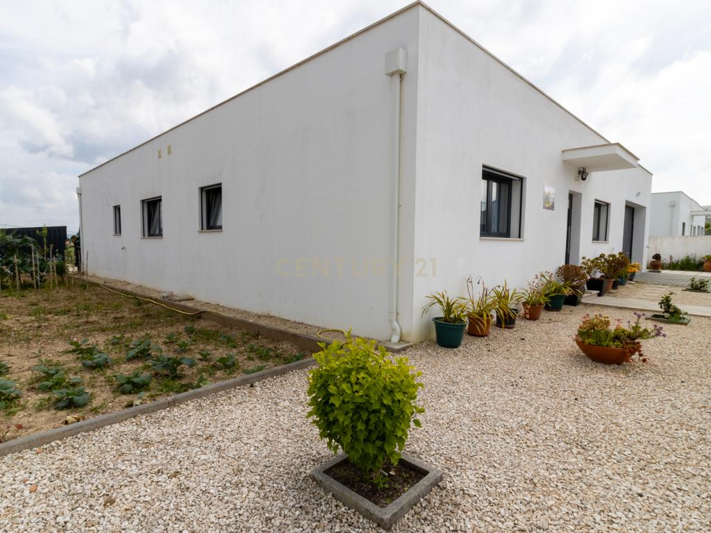 Excelente Moradia T3 Térrea SEMI-NOVA em Alcobaça com Jardim e garagem - Image 21