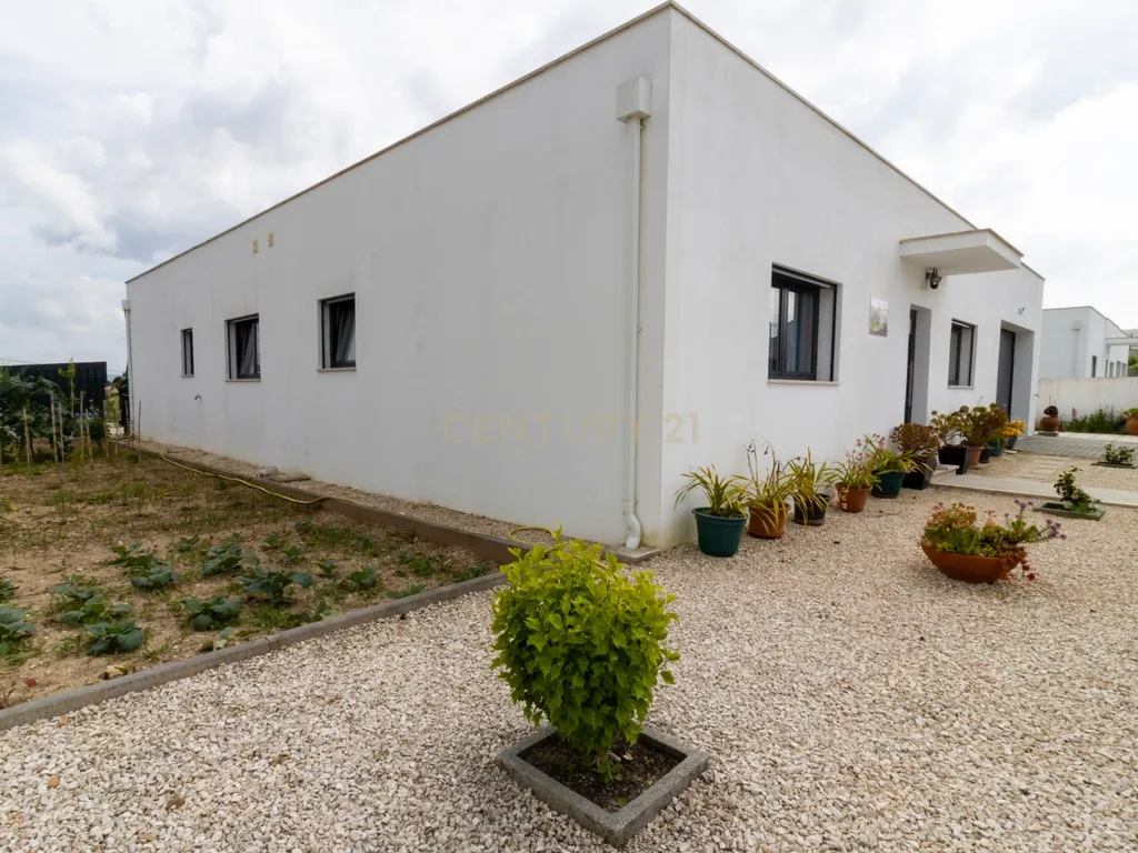 Excelente Moradia T3 Térrea SEMI-NOVA em Alcobaça com Jardim e garagem - Image 21