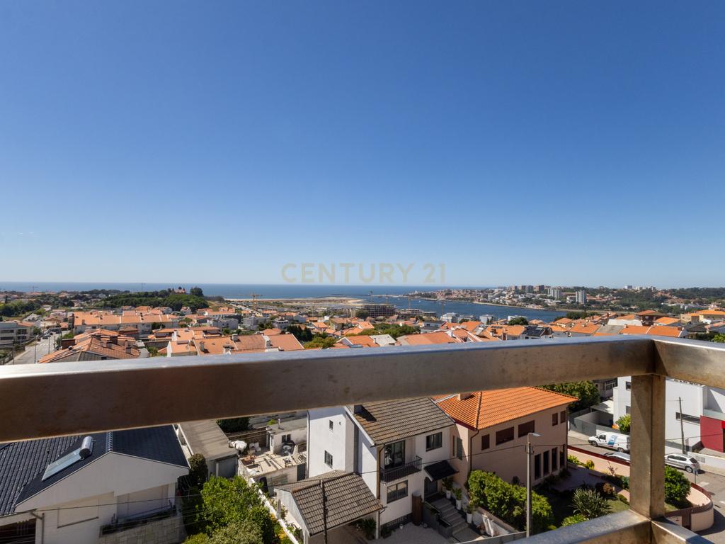 T4 com terraço de 120m² e vistas de mar e rio | Canidelo - Image 9