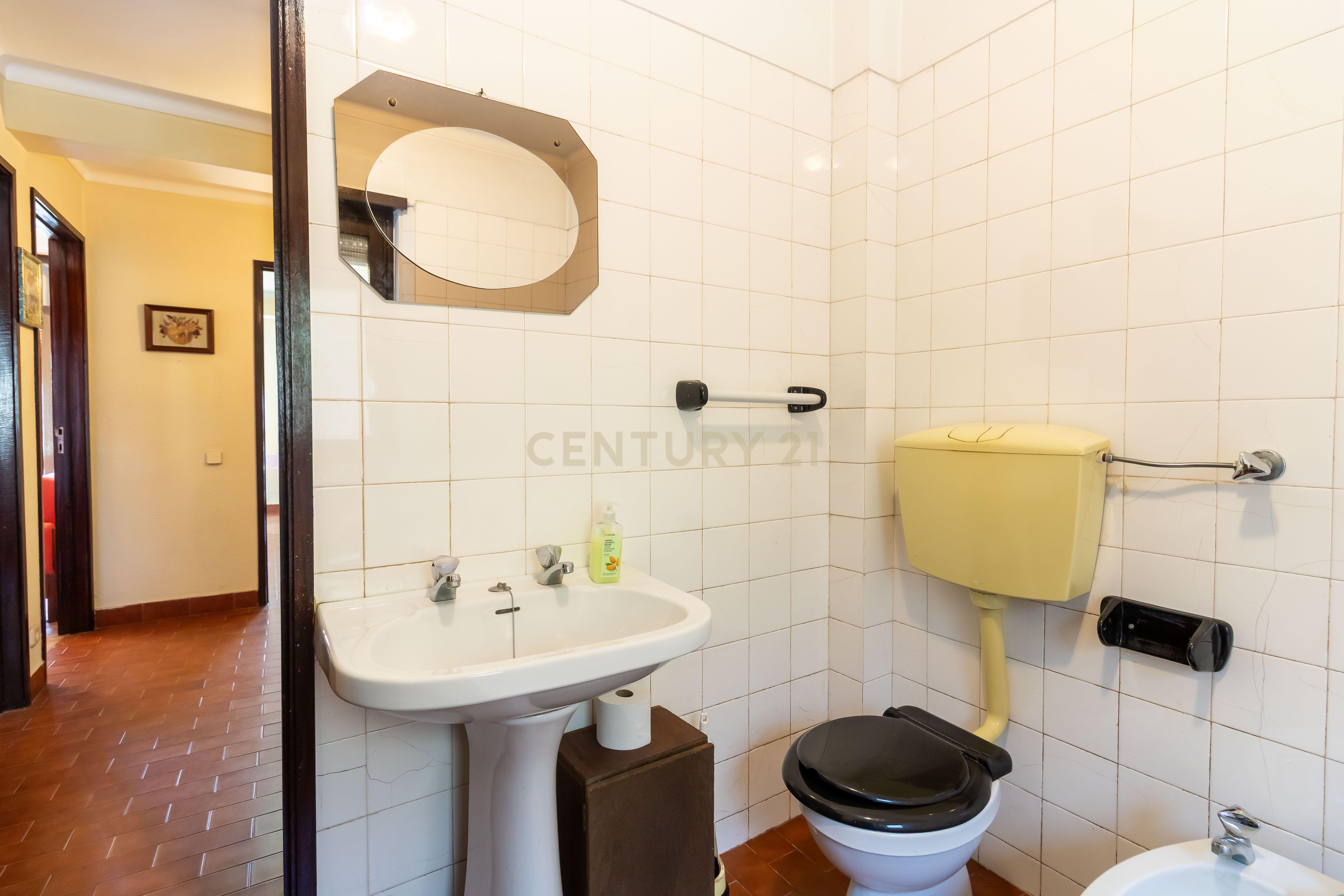 Fotografia 10 de T1 em Caselas com varanda e vista desafogada – Excelente oportunidade para remodelar a gosto