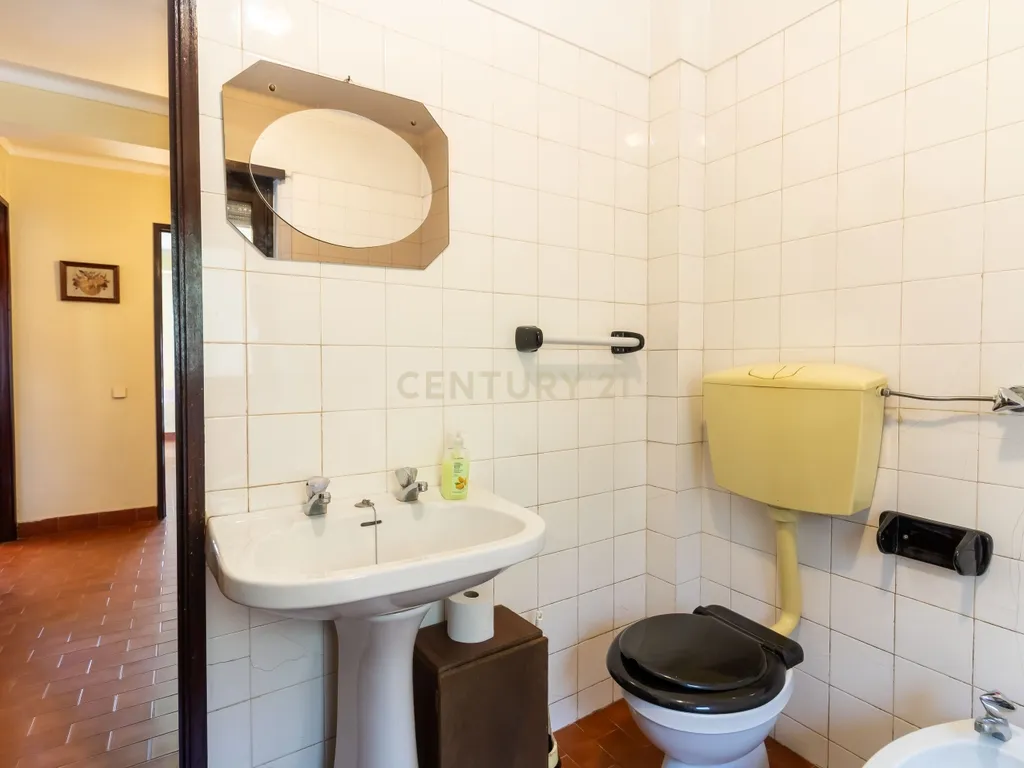 T1 em Caselas com varanda e vista desafogada – Excelente oportunidade para remodelar a gosto - Image 10