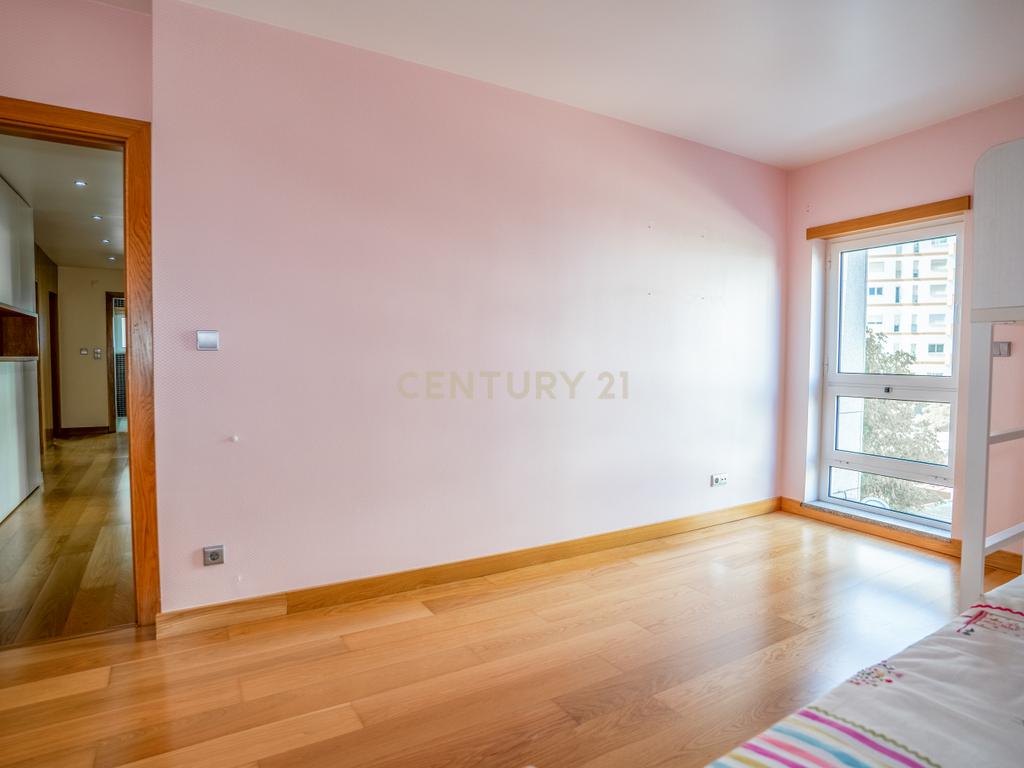 Apartamento T4 Premium com Terraço na Avenida da Independência - Image 28
