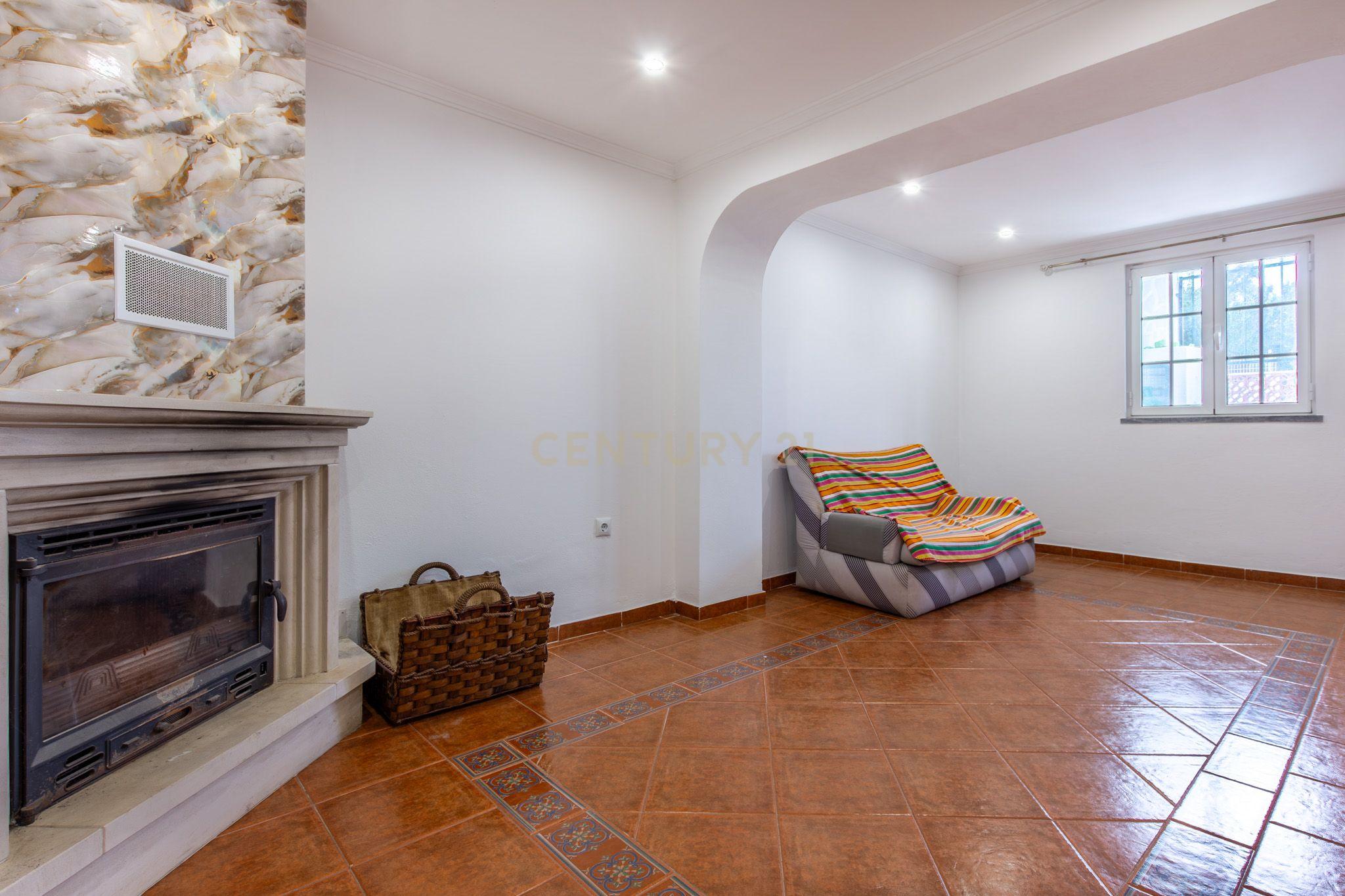 Fotografia 9 de MORADIA BIFAMILIAR T2 + T2 COM GARAGEM E AMPLO ESPAÇO EXTERIOR.