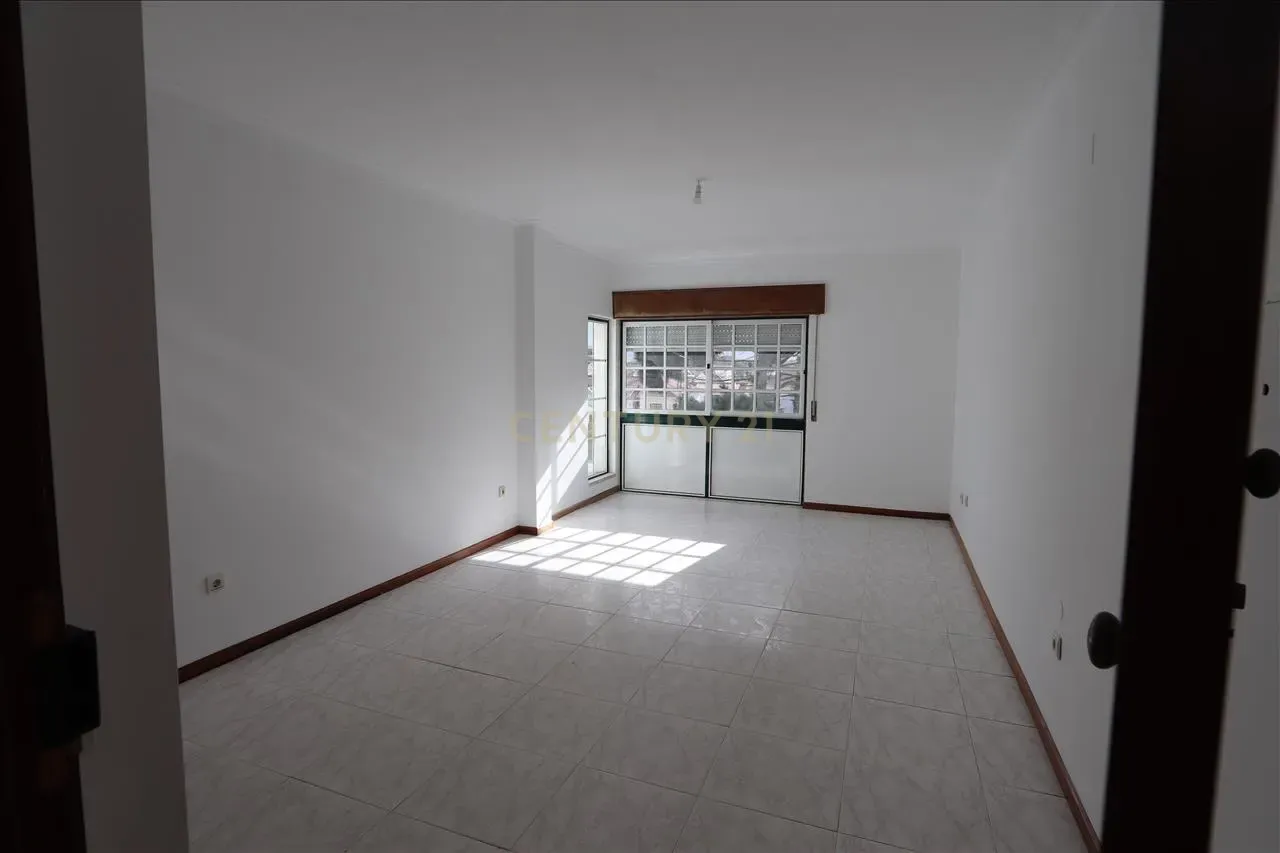 Apartamento T2 com Varanda, na Quinta do Conde - Image 1