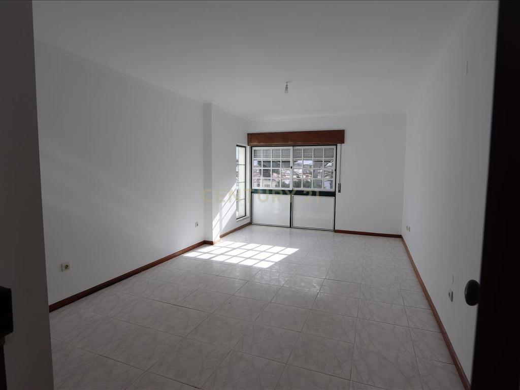 Apartamento T2 com Varanda, na Quinta do Conde - Image 1