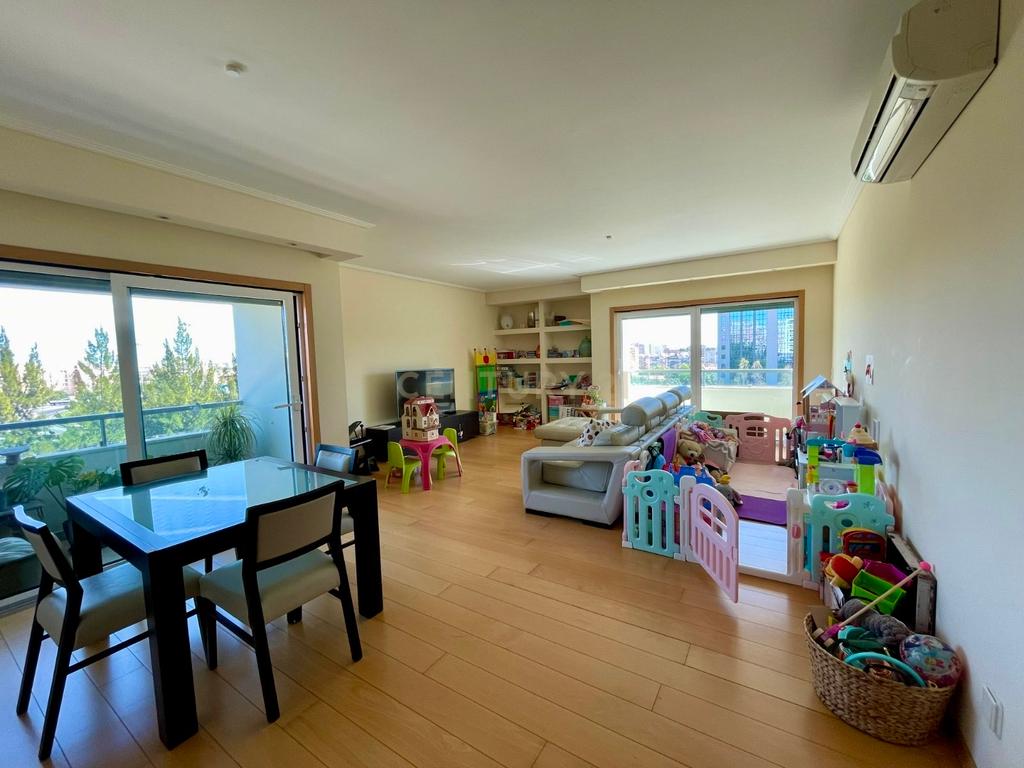 Excelente Apartamento T3 com 185 m² para Arrendamento em Telheiras – Rua António Quadros - Image 1