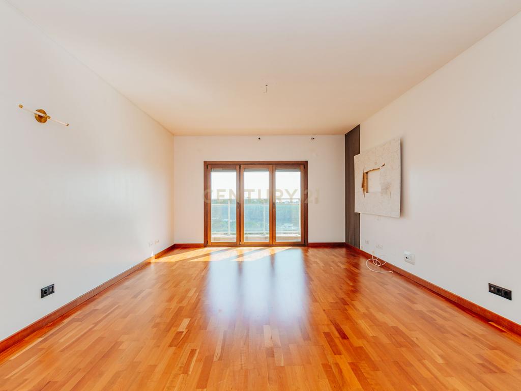 Apartamento T3 com vista da Varanda sobre o Rio Tejo  nos Terraços da Ponte Sacavém - Image 8